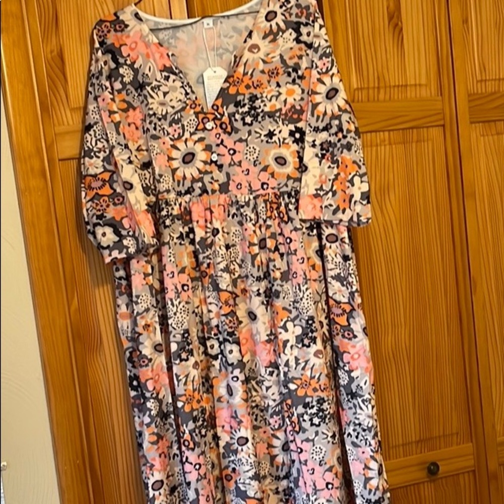 Very pretty maxi dress.   Silky material. Never worn. Size XL